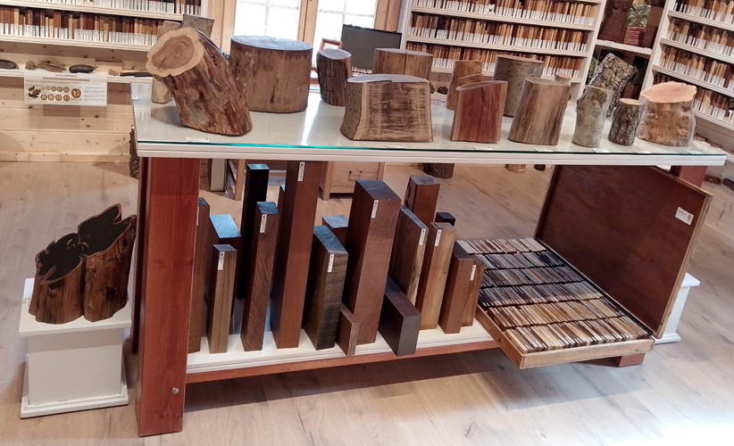 Mesa expositiva con diferentes tipos de cortes de maderas junto a un muestrario de tablillas utilizada por el coleccionista Manuel Soler para sus charlas y conferencias sobre maderas