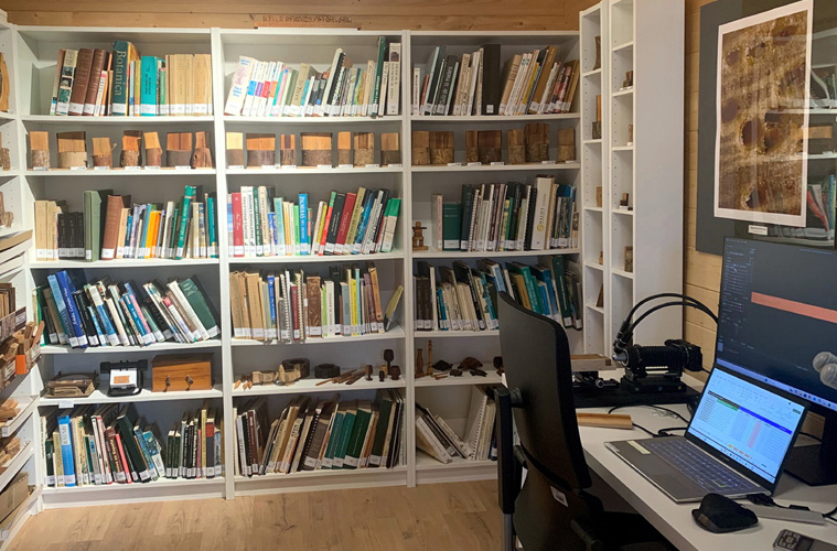 Biblioteca perteneciente a la colección Manuel Soler y exposición de cortes mixtos en troncos de distintas especies arbóreas